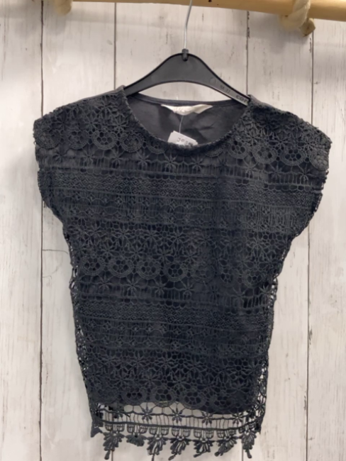 H&M  T-Shirt  Gr. 104  grau Vorderteil mit Lochhäkelei 