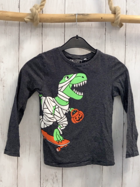   Langarmshirt  Gr. 128  schwarz hellgraue Streifen Dino auf Skateboard 