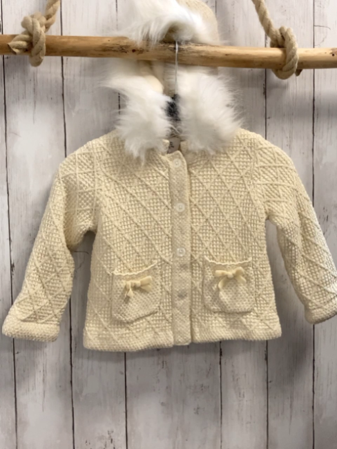 Max Studio  Strickjacke  Gr. 86  creme Rauten mit golden Glitzer Kapuze mit weißem Fellbund 