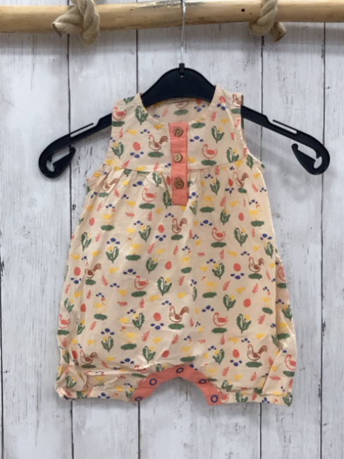 Alana  Playsuit  Gr. 74  beige kleine Bilder Hühner lachs Knopfleister + Bund 