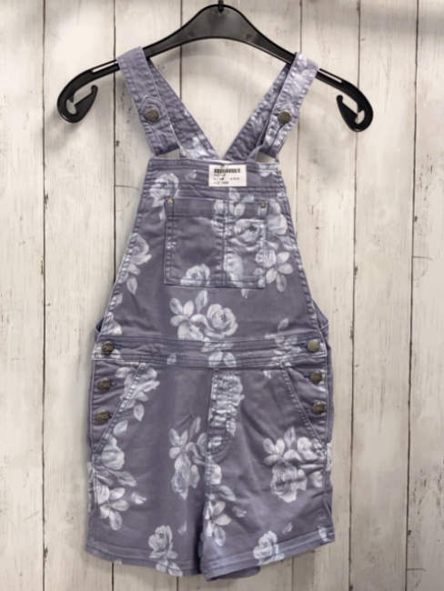 H&M  Latzshorts  Gr. 134  hellgrau weiße Blüten + Blätter 