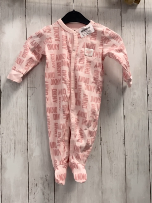 DKNY Schlafanzug Gr. 74  rosa Schrift