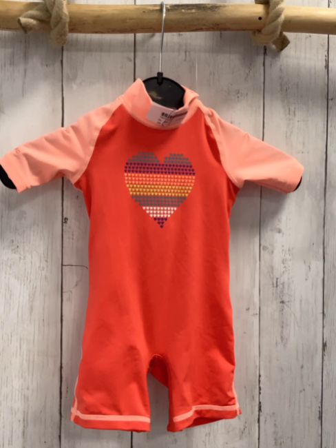   UV-Schutzoverall Gr. 68  hellrot rosa buntes Herz UPF 50 +