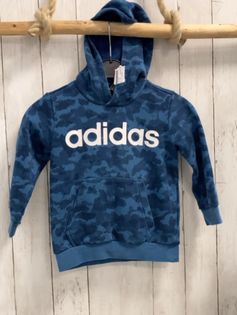 Adidas  Pullover  Gr. 110  hellblau blau gemustert Kapuze weiße Schrift 