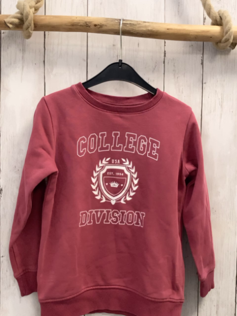   Pullover  Gr. 122  beere weiße Schrift Wappen 