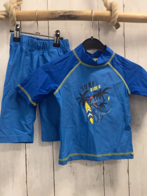 2tlg  UV-Schutzset  Gr. 86  blau hellblau Dino mit Surfbrett gelbe Nähte 