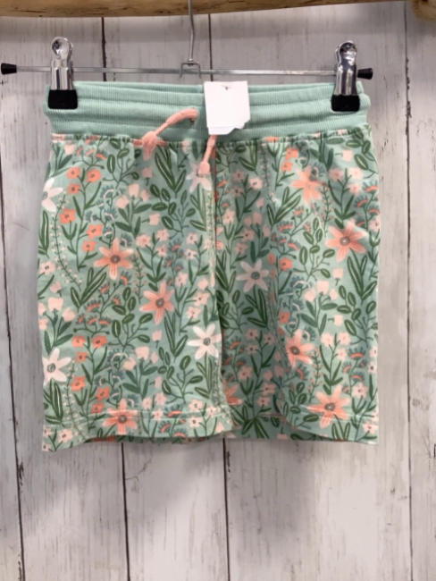Alana Shorts Gr. 104  grün Blumen Kordel