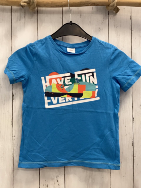 S´Oliver  T-Shirt  Gr. 116  hellblau bnter Druck weiße Schrift 