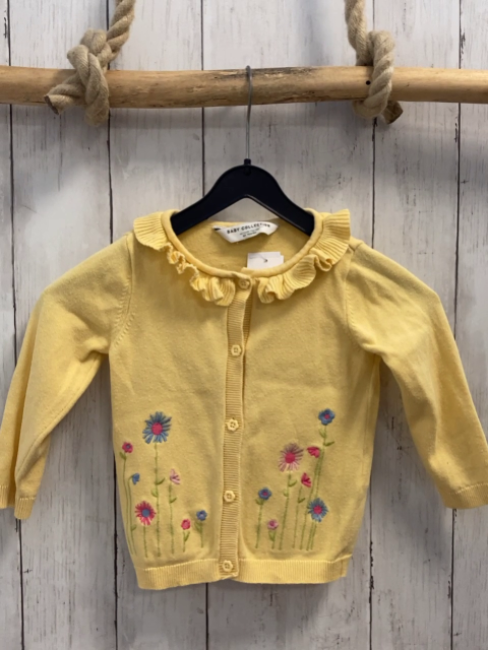   Strickjacke  Gr. 86  gelb gestickte Blumen Rüschenkragen 