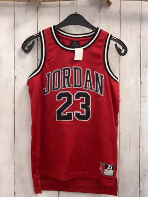 Jordan Sportshirt  Gr. 152  rot Lochmuster schwarz weißer Streifenbund + Schrift 