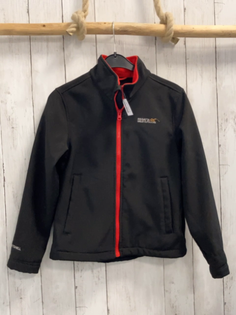 Regatta  Softshelljacke  Gr. 140  schwarz roter Reißverschluss + rotes Fleecefutter 
