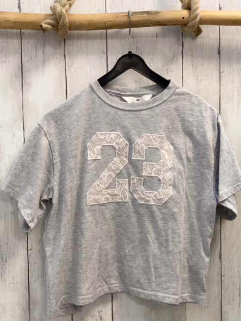 H&M T-Shirt Gr. 134  grau Schrift