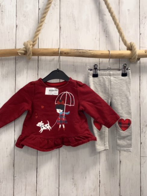 2tlg Pullover + Hose Gr. 68  bordeauxrot Mädchen mit Hund + grau Aufnäher am Knie