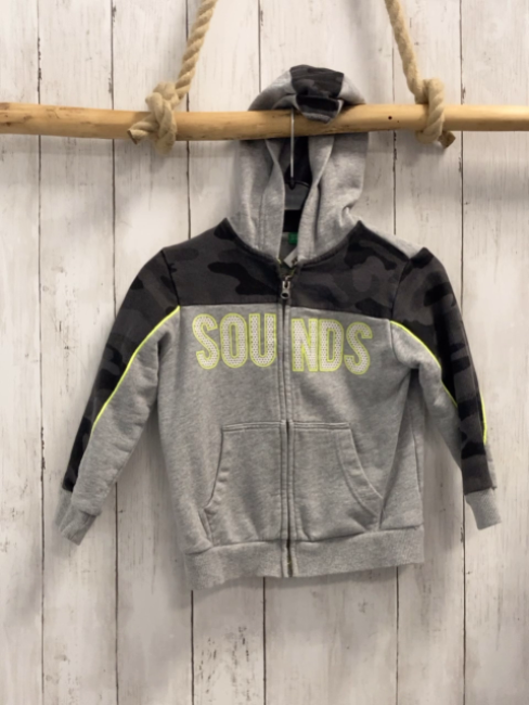 Benetton  Sweatjacke  Gr. 110  hellgrau grau + schwarze gemustert Kapuze Schrift mit hellgrünem Bund 