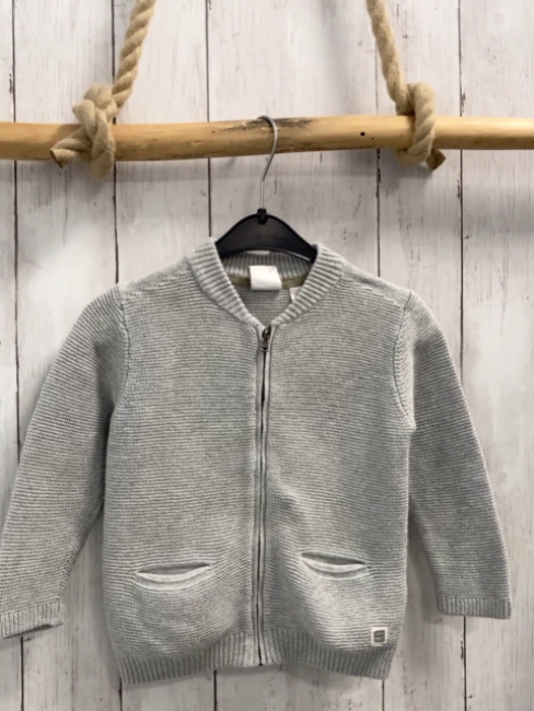 Zara  Strickjacke  Gr. 98  hellgrau mit Reißverschluss 