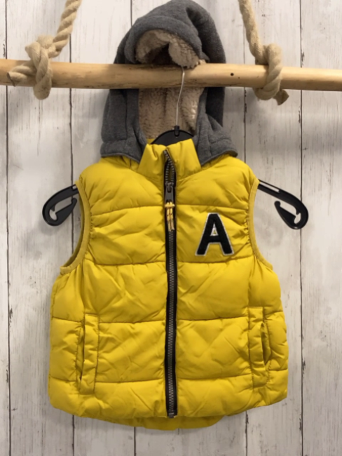 H&M  Weste  Gr. 98  gelb graue Kapuze schwarzes "A" 