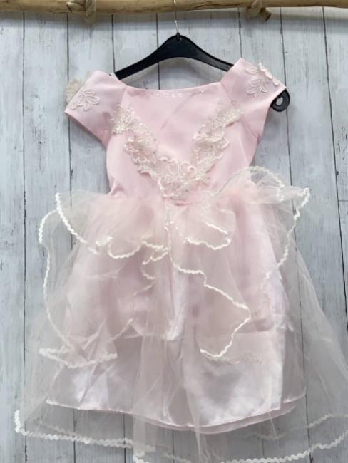 neu  Kleid  Gr. 116  rosa Oberteil mit weißer Blumenstickerei + Piailetten transparente Tüllrüschen mit Wellbenborte 