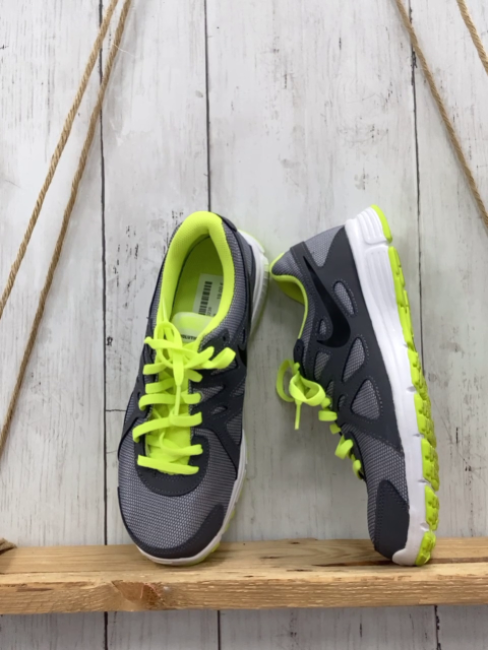 Nike  Schuhe  Gr. 38  grau hellgrau hellgrün weiße Sohle 