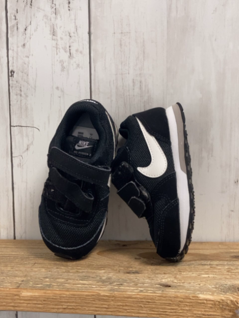 neu Nike  Schuhe  Gr. 22  schwarz weiß
