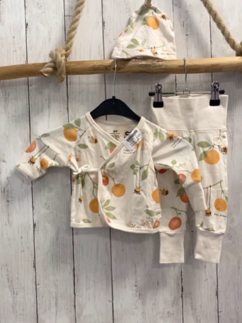 3tlg H&M Langarmshirt Leggings + Mütze  Gr. 56  weiß früchte Bienen 