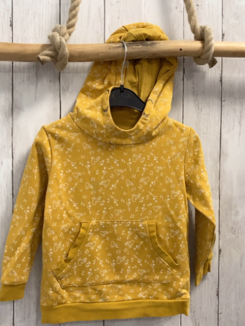   Pullover  Gr. 104  mais Kapuze weiße Vögel + Äste 