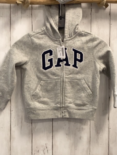 GAP  Sweatjacke  Gr. 104  hellgrau Kapuze schwarz weiße Schrift 