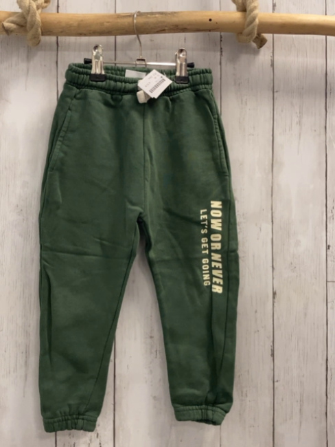 Zara  Jogginghose  Gr. 98  oliv beige Schrift weißes Gürtelband 