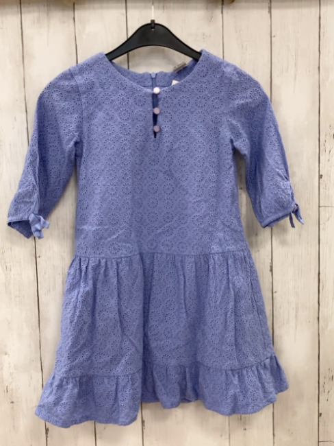 Charanga  Kleid  Gr. 140  lila Lochstickerei 