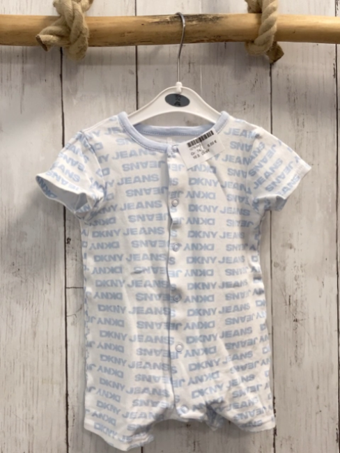 DKNY  Playsuit Gr. 74  weiß hellblaue Schrift 