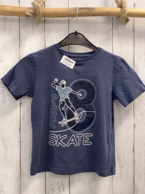 Vertbaudet  T-Shirt Gr. 128  grau Skater Schrift 