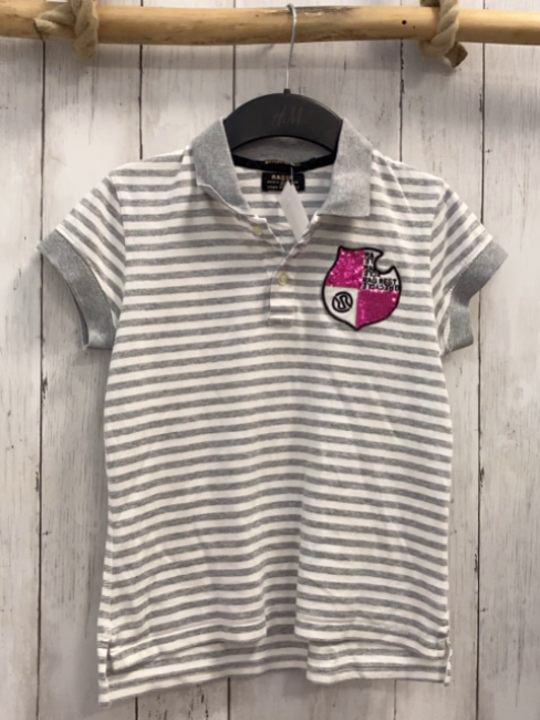Raer  T-Shirt  Gr. 140  grau weiße Streifen Polokragen Wappen mit pink Pailetten 