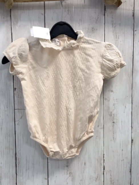 Zara  Playsuit  Gr. 68  creme beige Kragen mit Lochstickerei 