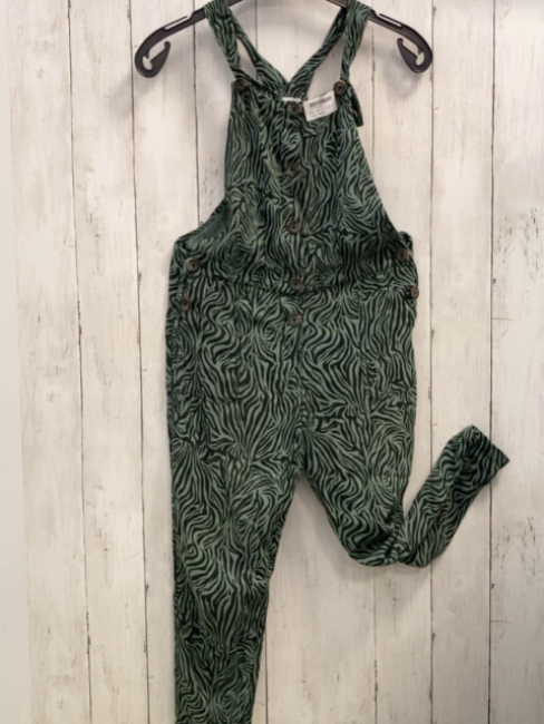 Next  Jumpsuit  Gr. 134  oliv schwarzer Druck