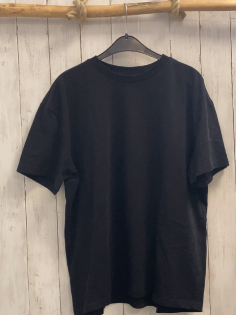   T-Shirt Gr. L  schwarz auf der Rückseite bunte Schrift 