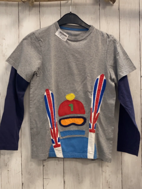 Mini Boden  Langarmshirt  Gr. 140  grau Figur mit Skiern blaue Ärmel 