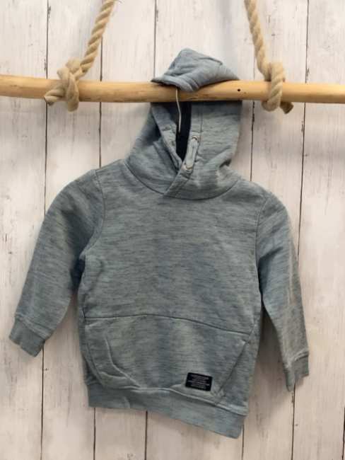   Pullover  Gr. 104  hellgrau grau meliert Kapuze Bauchtasche 
