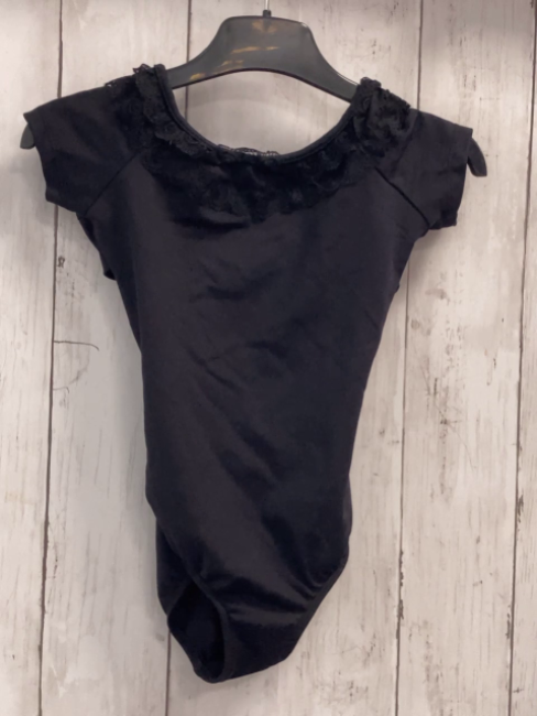Bloch  Sportanzug  Gr. 116  schwarz mit Rüschen mit Lochstickerei 