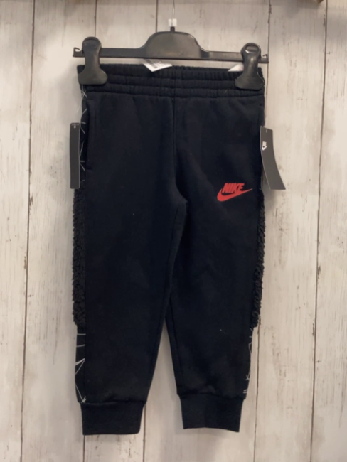 neu Nike  Jogginghose  Gr. 92  schwarz rote Schrift schwarzer seitlicher Plüschstreifen weiße Strich 