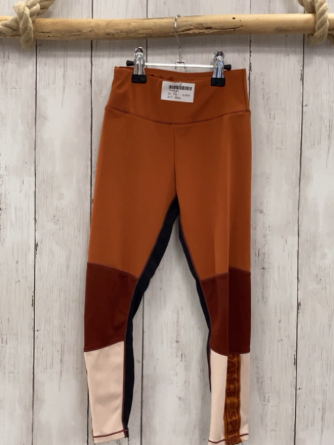 Molo  Sportleggings  Gr. 110  ocker braun beige Schrift 