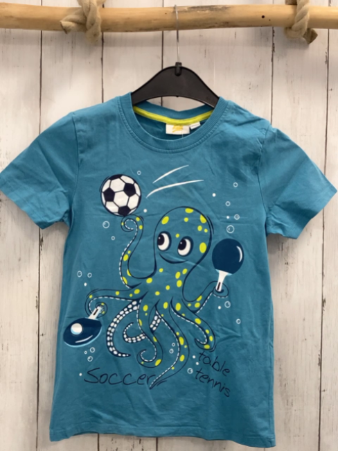   T-Shirt  Gr. 122/128  hellblau Krake mit Schläger + Fußball