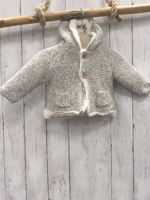 Zara  Strickjacke  Gr. 74  grau hellgrau meliert Kapuze weißes Fellfutter 