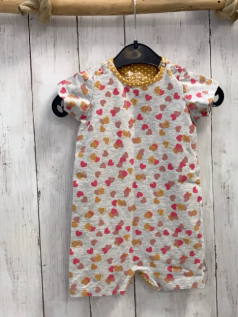 Sterntaler  Playsuit  Gr. 68  grau bunte Herzen 