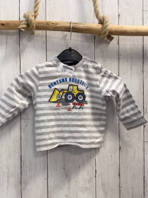   Langarmshirt  Gr. 80  hellgrau weiße Streifen Bagger Schrift 