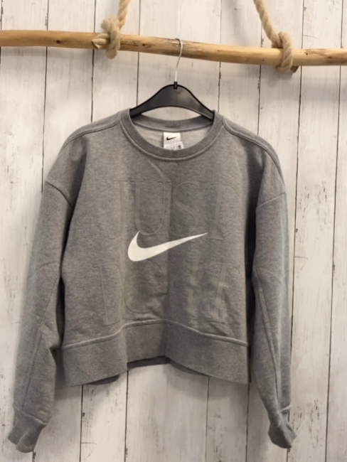 Nike  Pullover  Gr. 158/164  grau Schrift kurz geschnitten
