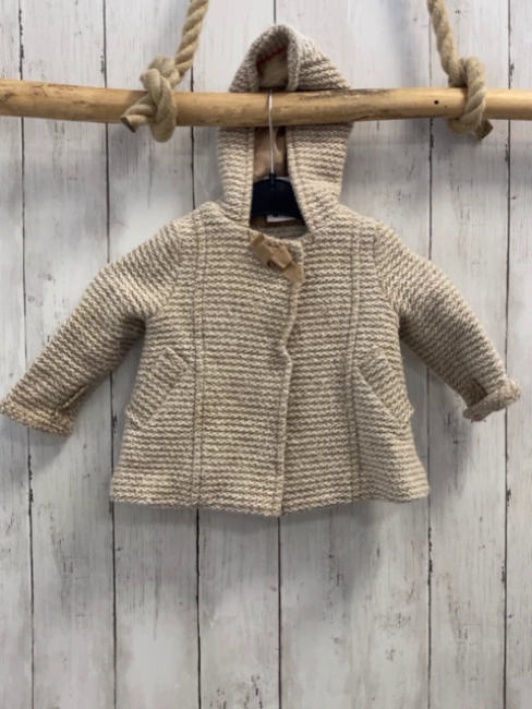 Zara  Jacke  Gr. 74  beige weiß meliert Kapuze 74 % Wolle