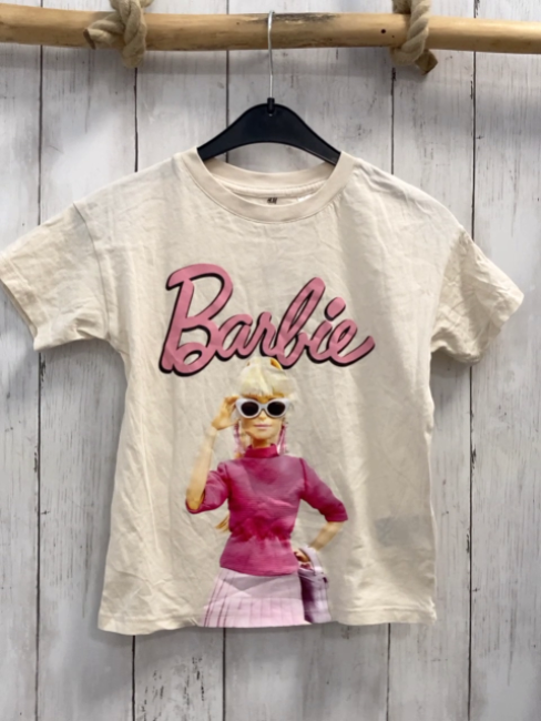 H&M  T-Shirt  Gr. 116  beige Barbie Schrift 