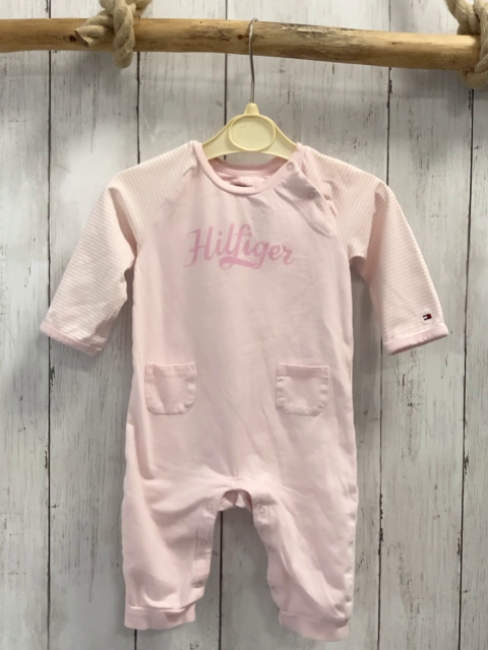 Tommy Hilfiger  Strampler  Gr. 62  rosa + weiße Streifen am Ärmel Schrift 