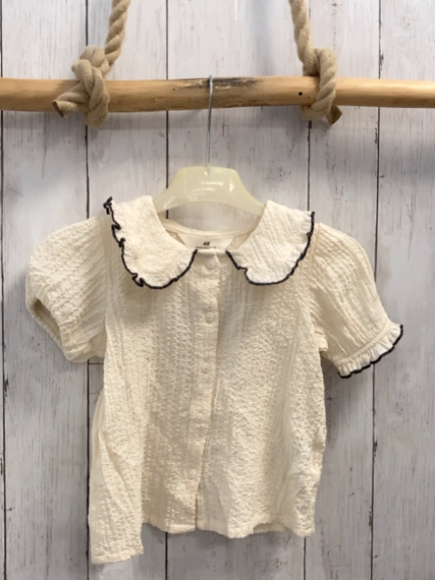 H&M  Sommerbluse  Gr. 98  creme Struktur Kragen mit schwarzem Rand 
