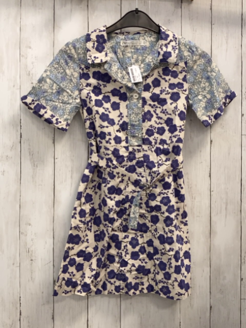 Zara  Kleid  Gr. 140  hellgrau lila Blumen petrol hellgraue gestreifte Ärmel + Knopfleister mit Blumen 