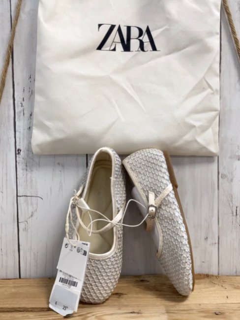 zara neu Schuhe + Staubbeutel Gr. 25  creme silber Glitzerpunkte NP 25,95€